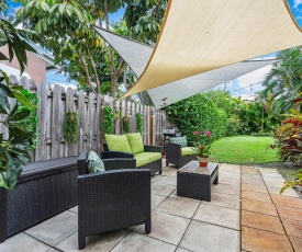 Ranch Style w/Lush Courtyard & Grill, Full Kitchen- 5 Min to Beach