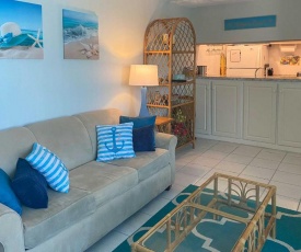 Madeira Beach Yacht Club Condo, Walk to Shops!