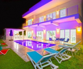 Perla Blanca Brand New 4 bed 5 bath with pool jacuzzi and kayaks in the heart of Marathon