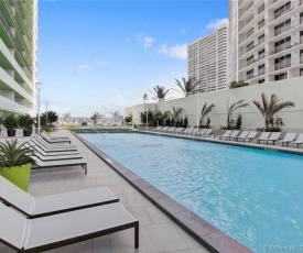 Private Balcony and Luxury Waterfront Condo At Icon-Brickell - Free 5 Stars Pool