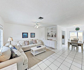 New Listing! Updated Beach Condo With Sparkling Pool Condo