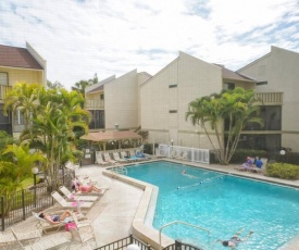 Heated Pool-Short Walk to Beach, FREE trolley around Siesta Key!