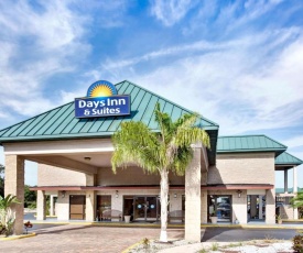 Days Inn & Suites by Wyndham Davenport