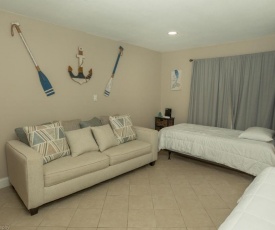 Studio with a queen size bed, twin bed and sofa sleeper - sleeps 5 condo