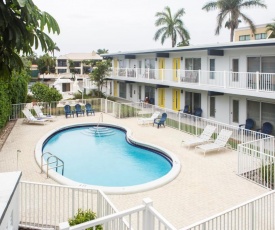 Lovely apartment on the canal with a pool