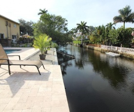 Pool house on the water near beach, downtown, & 95