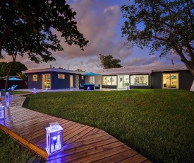 Scenic Waterfront Contemporary Home FLL