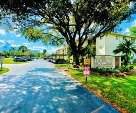 Elegant 1 Bedroom Condo With Swimming Pool Gym Access All Included In Convenient Fort Myers Location Near Golf Courses and Sanibel Island