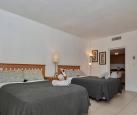 Hallandale Beach Studio, with pool and Restaurant!